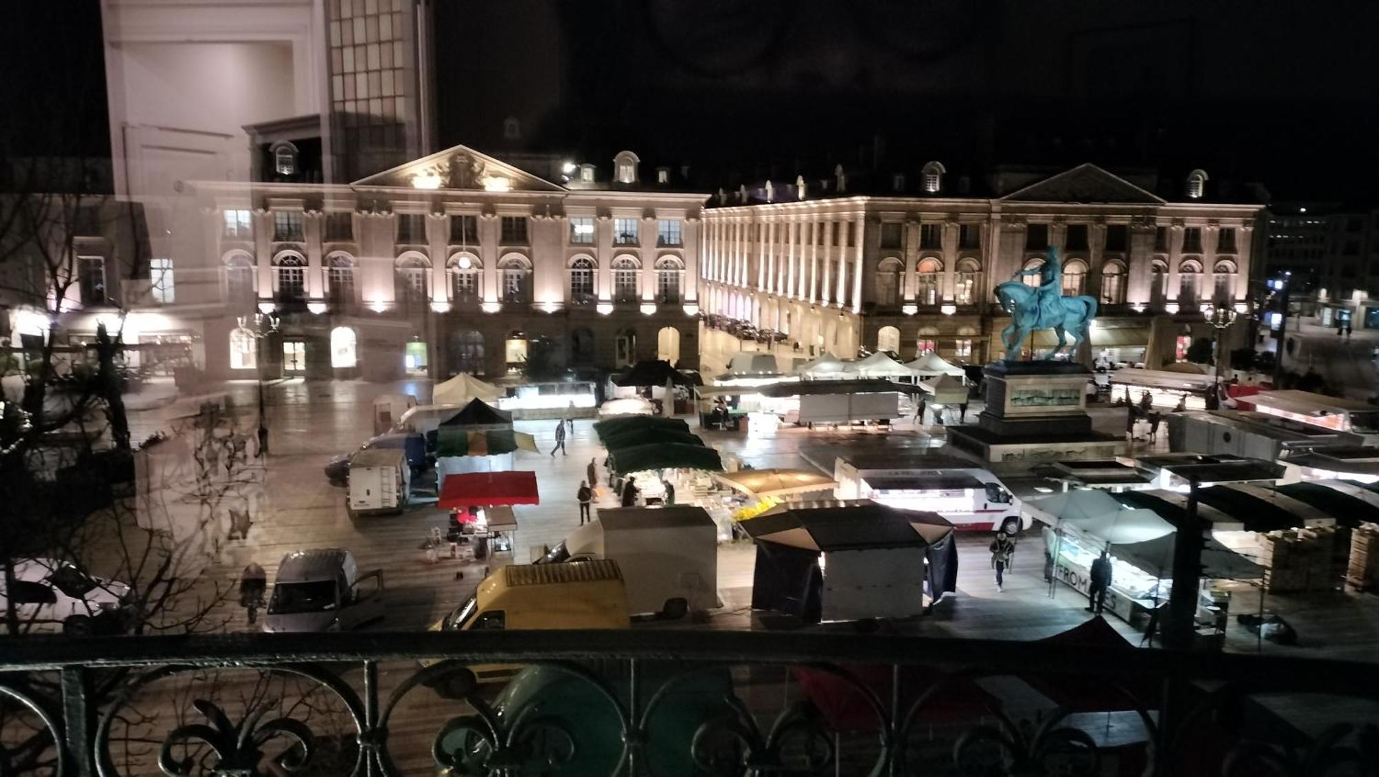 Appartement F3 Au Balcon De La Place Du Martroi Orléans Exteriör bild
